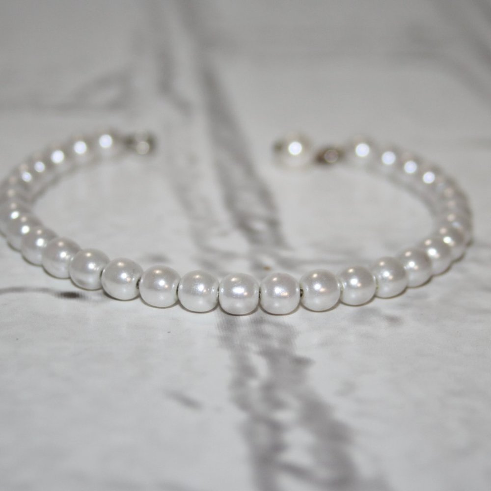 🤍 White Pearl Coil Wrap Bracelet · Adjustable Fit · Timeless Glow ✨